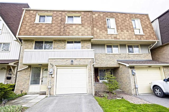 104 Poplar Cres, Townhouse with 3 bedrooms, 2 bathrooms and 3 parking in Aurora ON | Image 1