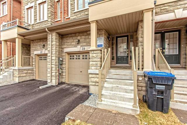39 Sprucewood Rd, House attached with 3 bedrooms, 4 bathrooms and 1 parking in Brampton ON | Image 2