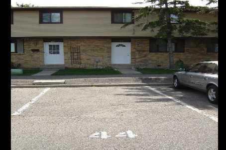 44 - 45 Hansen Rd, Townhouse with 3 bedrooms, 2 bathrooms and 1 parking in Brampton ON | Image 2