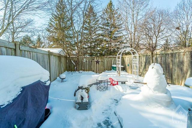 52 Hummingbird Crescent, Townhouse with 3 bedrooms, 3 bathrooms and 3 parking in Ottawa ON | Image 29