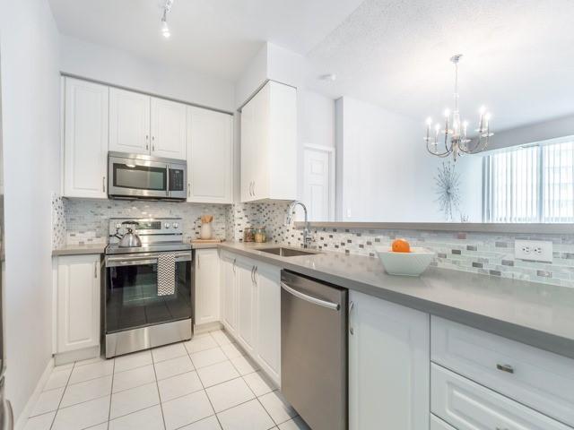 Lph17 - 23 Lorraine Dr, Condo with 2 bedrooms, 3 bathrooms and 1 parking in Toronto ON | Image 3