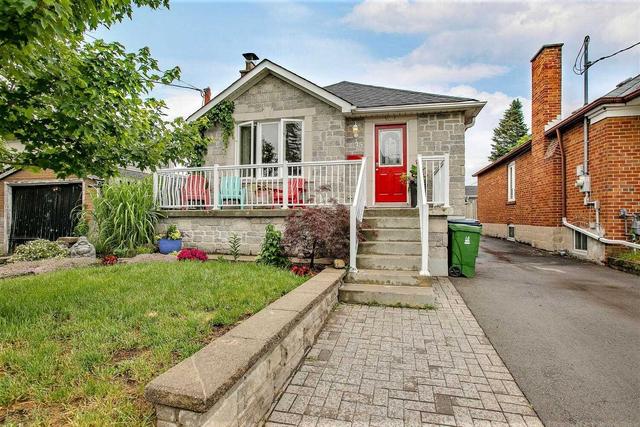 15 Glamis Ave, House detached with 2 bedrooms, 2 bathrooms and 4 parking in Toronto ON | Image 1