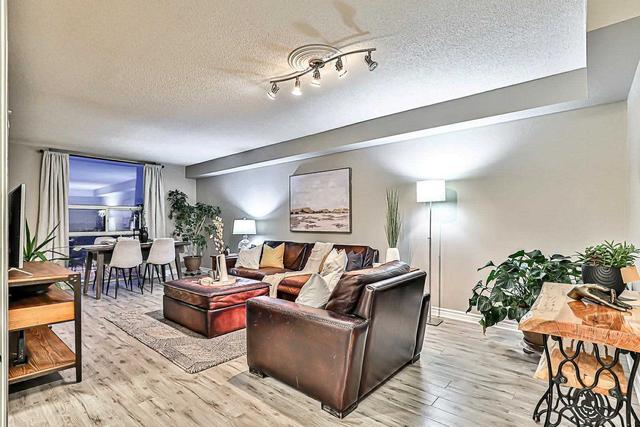 1002 - 30 Harding Blvd W, Condo with 2 bedrooms, 2 bathrooms and 2 parking in Richmond Hill ON | Image 2