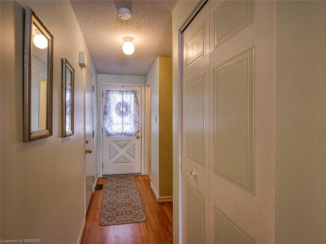 955 Elgin St N Street, House semidetached with 3 bedrooms, 1 bathrooms and 3 parking in Cambridge ON | Image 4