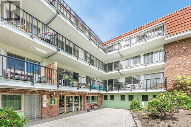 129 - 1680 Poplar Ave, Condo with 2 bedrooms, 1 bathrooms and 1 parking in Saanich BC | Image 23