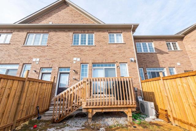 82 Finegan Circ, House attached with 3 bedrooms, 3 bathrooms and 3 parking in Brampton ON | Image 18