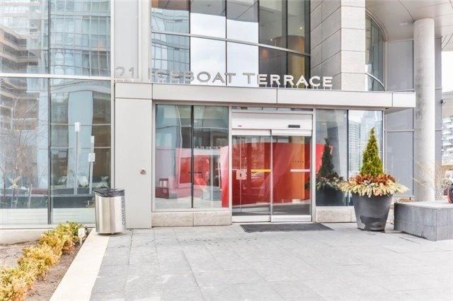 1909 - 21 Iceboat Terr, Condo with 2 bedrooms, 2 bathrooms and 1 parking in Toronto ON | Image 2