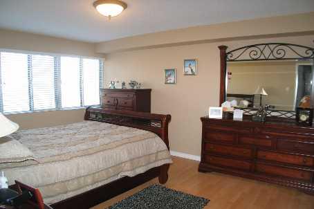 1406 - 50 Elm Dr E, Condo with 3 bedrooms, 2 bathrooms and 2 parking in Mississauga ON | Image 8