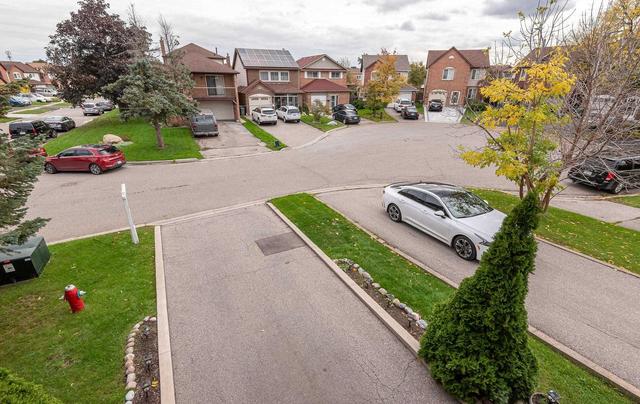 790 Thistle Down Crt, House detached with 4 bedrooms, 3 bathrooms and 3 parking in Mississauga ON | Image 2