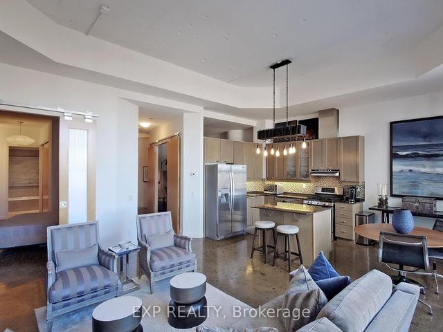 747 - 155 Dalhousie St, Condo with 2 bedrooms, 1 bathrooms and 1 parking in Toronto ON | Image 2