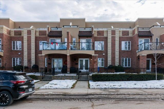 11 White Oaks Rd, Townhouse with 2 bedrooms, 3 bathrooms and 2 parking in Barrie ON | Image 1