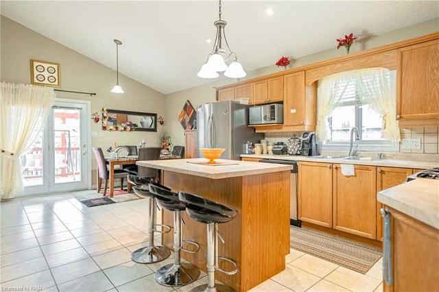 6883 Shannon Dr, House detached with 3 bedrooms, 4 bathrooms and 4 parking in Niagara Falls ON | Image 2