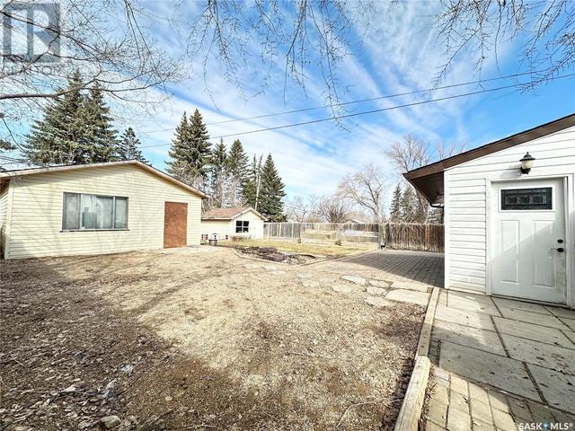 405 3rd Street S, House detached with 2 bedrooms, 1 bathrooms and null parking in Weyburn SK | Image 2