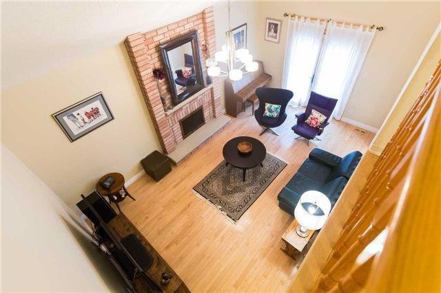 61 Mary Elizabeth Cres, House detached with 4 bedrooms, 4 bathrooms and 4 parking in Markham ON | Image 2
