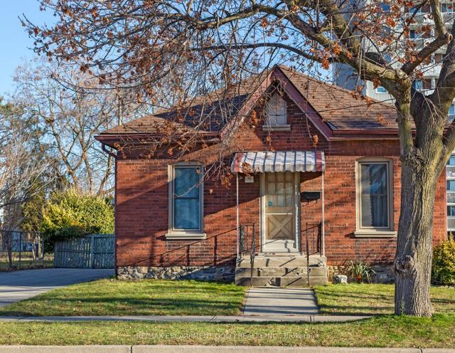 68 Gilkison St, House detached with 3 bedrooms, 1 bathrooms and 3 parking in Brantford ON | Image 1