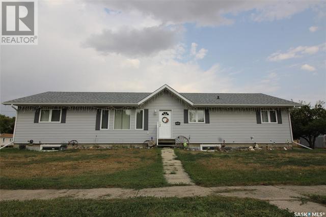 135 Elm Avenue N, House detached with 3 bedrooms, 3 bathrooms and null parking in Eastend SK | Image 1
