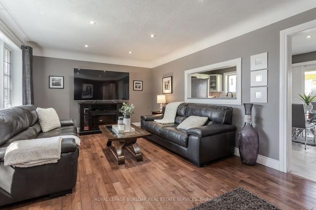 211 Hammersmith Crt, House detached with 3 bedrooms, 2 bathrooms and 5 parking in Burlington ON | Image 2
