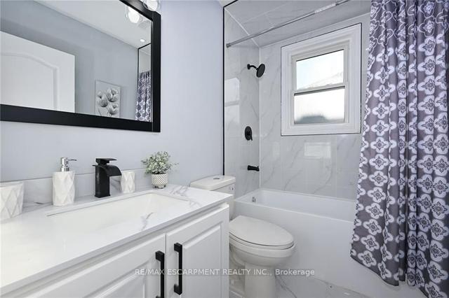 213 East 28th St, House detached with 4 bedrooms, 3 bathrooms and 3 parking in Hamilton ON | Image 9