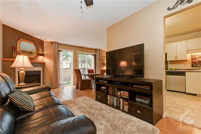421 Valade Crescent, Townhouse with 3 bedrooms, 2 bathrooms and 2 parking in Ottawa ON | Image 8