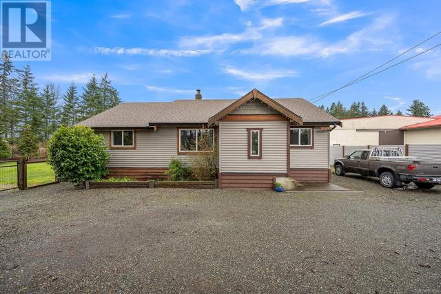 5733 Island Hwy N, House detached with 3 bedrooms, 1 bathrooms and 4 parking in Comox Valley B (Lazo North) BC | Image 1
