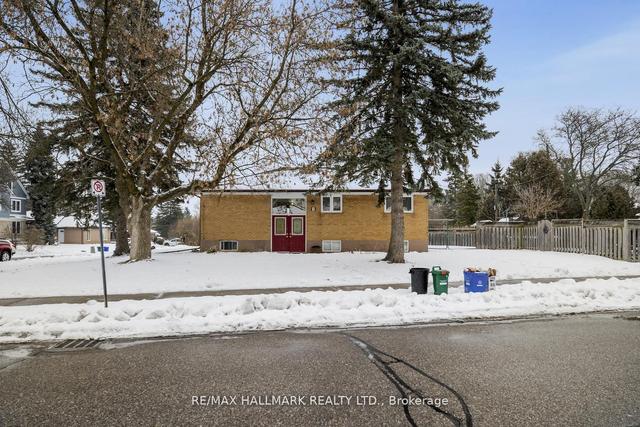 1 Huron Crt, House detached with 3 bedrooms, 2 bathrooms and 4 parking in Aurora ON | Image 36