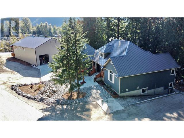 3297 Back Road Road, House detached with 4 bedrooms, 3 bathrooms and 3 parking in Columbia Shuswap B BC | Image 1