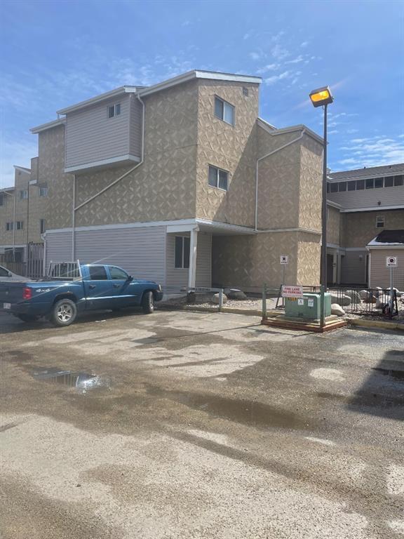 207 - 9738 82 Avenue, Home with 2 bedrooms, 1 bathrooms and 1 parking in Grande Prairie AB | Image 2