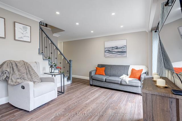 70 Foster Cres, Townhouse with 3 bedrooms, 2 bathrooms and 2 parking in Brampton ON | Image 4