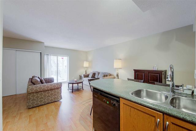 203 - 35 Hunt Ave, Condo with 2 bedrooms, 2 bathrooms and 1 parking in Richmond Hill ON | Image 5