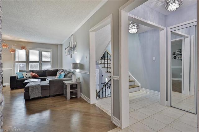 40 Isa Court, House semidetached with 3 bedrooms, 2 bathrooms and 4 parking in Vaughan ON | Image 5