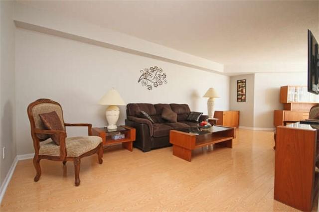 405 - 12 Laurelcrest St, Condo with 2 bedrooms, 1 bathrooms and 1 parking in Brampton ON | Image 9