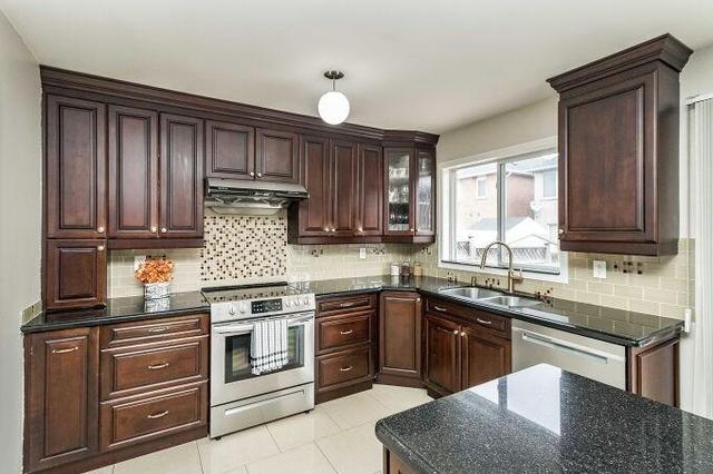 13 Yukon Lane, House detached with 4 bedrooms, 4 bathrooms and 6 parking in Brampton ON | Image 7