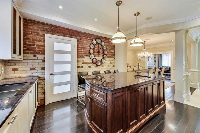 18 Constance St, House detached with 3 bedrooms, 4 bathrooms and 3 parking in Toronto ON | Image 2