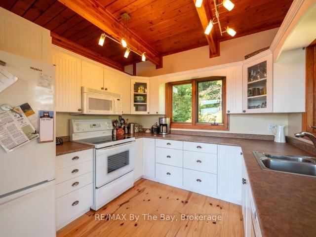 23212 Georgian Bay Shore, House detached with 3 bedrooms, 2 bathrooms and 0 parking in Georgian Bay ON | Image 5