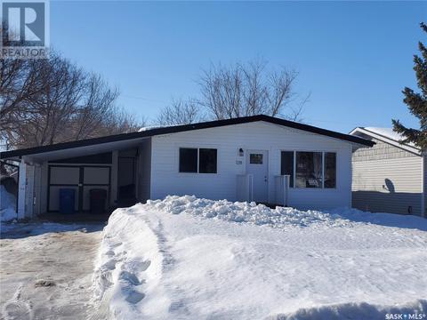 128 Harvey Street, House detached with 4 bedrooms, 2 bathrooms and null parking in Kamsack SK | Card Image
