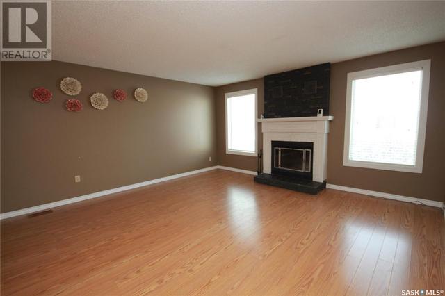92 24th Street, House detached with 4 bedrooms, 2 bathrooms and null parking in Battleford SK | Image 3