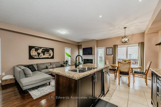 24 Forest Valley Cres, Townhouse with 3 bedrooms, 3 bathrooms and 2 parking in Hamilton ON | Image 3