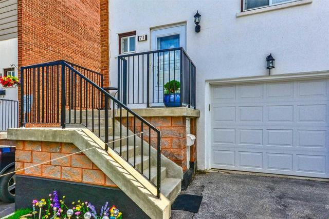 71 Moregate Cres, Townhouse with 3 bedrooms, 3 bathrooms and 1 parking in Brampton ON | Image 2