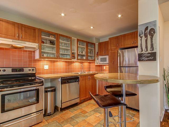 9 - 260 Avenue Rd, Townhouse with 3 bedrooms, 2 bathrooms and 1 parking in Richmond Hill ON | Image 4