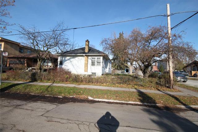 118 Fortieth St, House detached with 2 bedrooms, 1 bathrooms and 2 parking in Toronto ON | Image 3