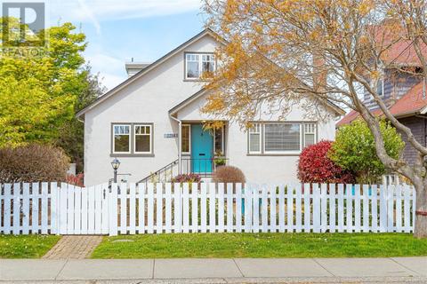 2214 Mcneill Ave, House detached with 4 bedrooms, 2 bathrooms and 3 parking in Oak Bay BC | Card Image