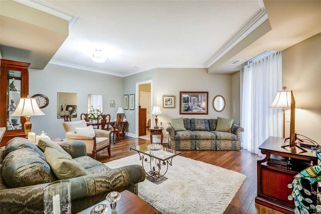 210 - 10101 Yonge St, Condo with 2 bedrooms, 2 bathrooms and 1 parking in Richmond Hill ON | Image 2