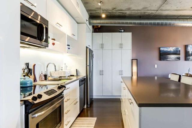 820 - 32 Trolley Cres, Condo with 2 bedrooms, 2 bathrooms and 1 parking in Toronto ON | Image 2