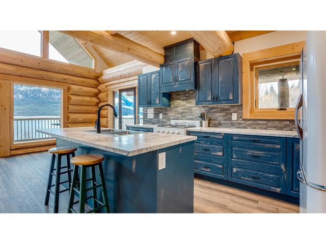 682 Lower Inonoaklin Rd, House detached with 3 bedrooms, 3 bathrooms and 10 parking in Central Kootenay K BC | Image 16