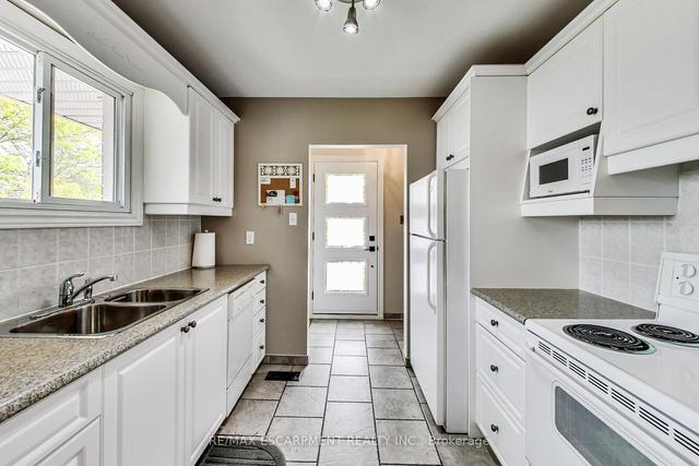 202 West 18th St, House detached with 2 bedrooms, 1 bathrooms and 4 parking in Hamilton ON | Image 3