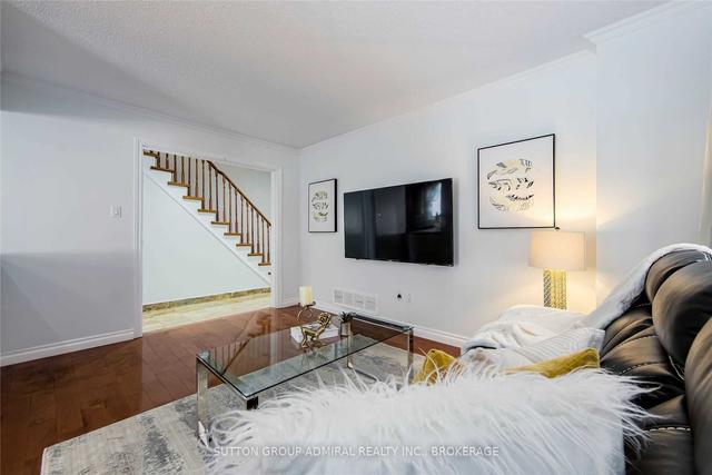 23 Millbank Crt, House detached with 4 bedrooms, 4 bathrooms and 5 parking in Vaughan ON | Image 3