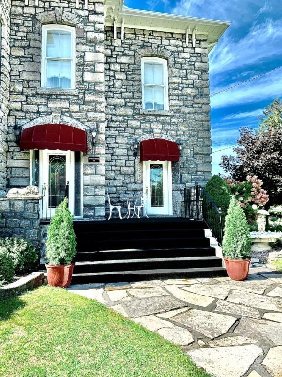 528 St Lawrence Street, House detached with 4 bedrooms, 3 bathrooms and 25 parking in North Dundas ON | Image 2