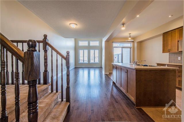 987 Klondike Road, Townhouse with 3 bedrooms, 3 bathrooms and 3 parking in Ottawa ON | Image 4