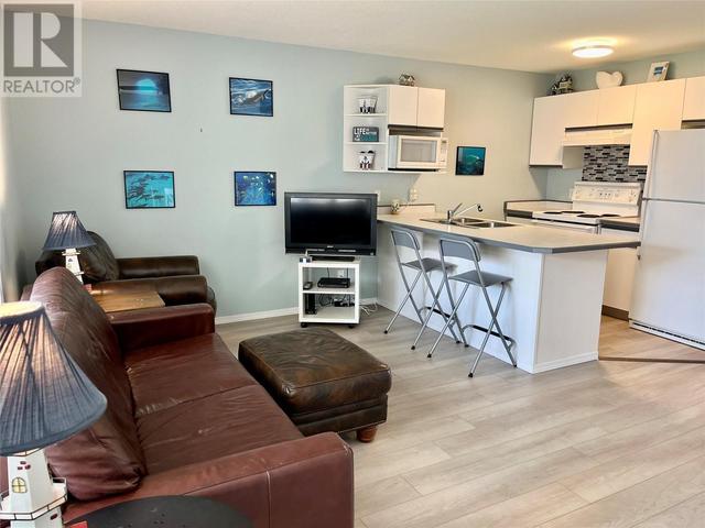 242 - 213 White Pine Crescent, Condo with 2 bedrooms, 1 bathrooms and 2 parking in Sicamous BC | Image 7