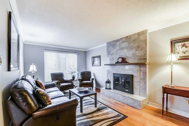 58 Hall Cres, House detached with 4 bedrooms, 4 bathrooms and 4 parking in Brampton ON | Image 3